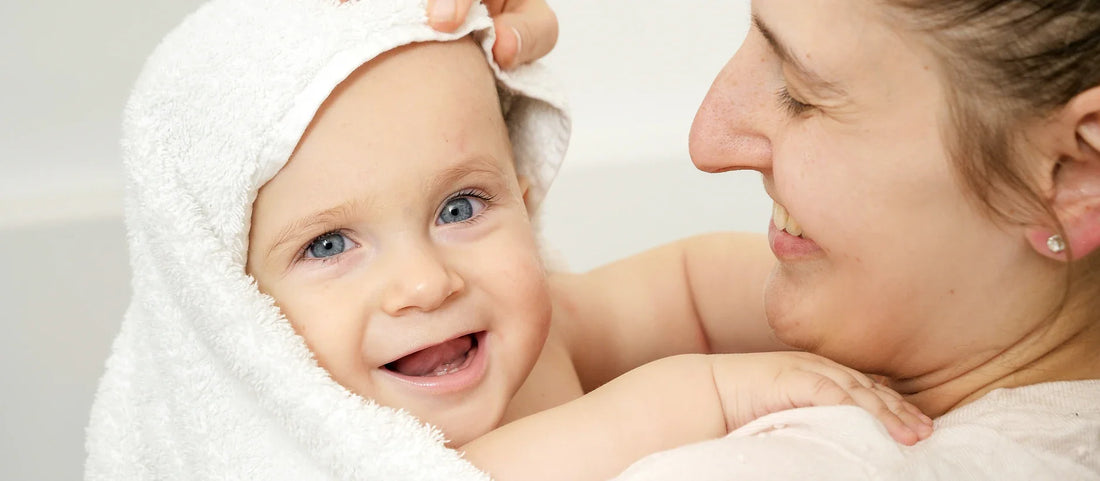 Sikker bruser med babyguide, der viser skånsom teknik med håndbruser