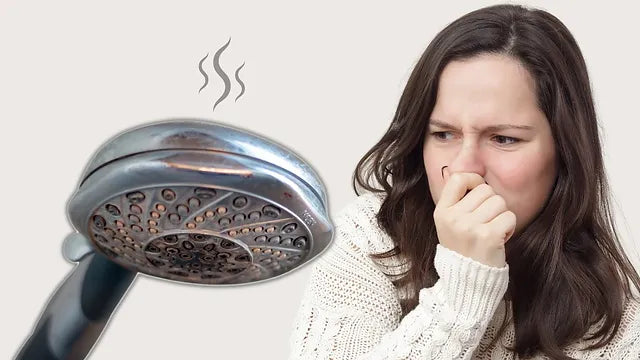 Fjernelse af muggen lugt fra brusehoved forårsaget af bakterier og skimmel