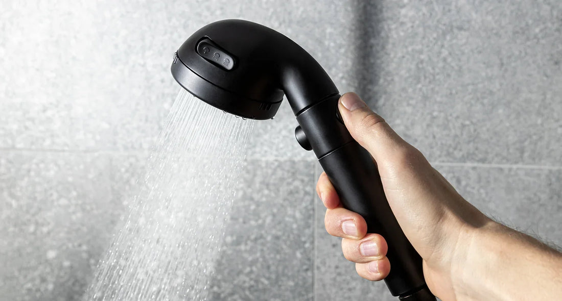 StoneStream EcoPower brusehoved i mat sort monteret i et moderne badeværelse